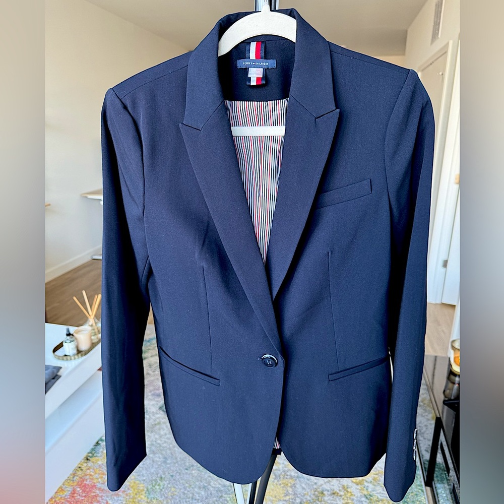 Selling this classic Tommy Hilfiger jacket never worn